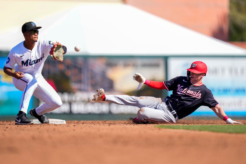 Robert Hassell III steals 2nd base