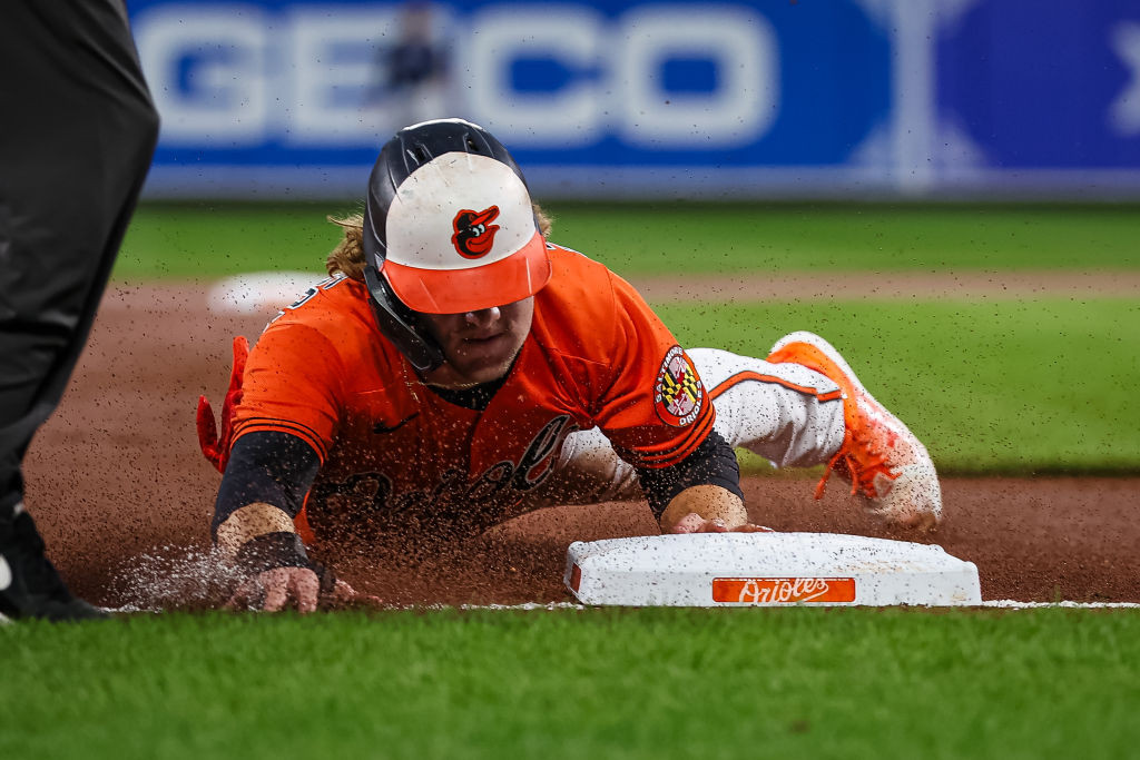 Gunnar Henderson steals third base