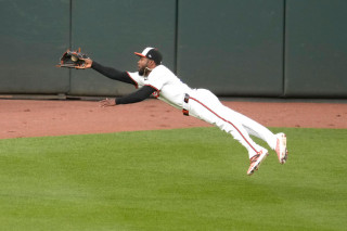 Cedric Mullins makes diving catch