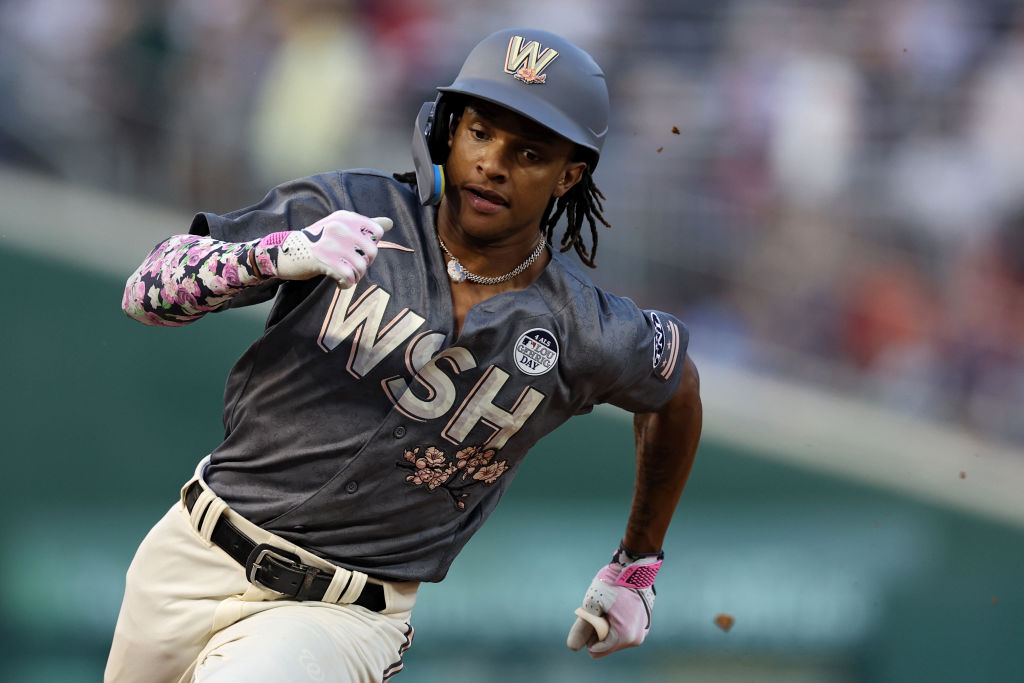 Fans line up at Nats Park for cherry blossom jerseys - WTOP News