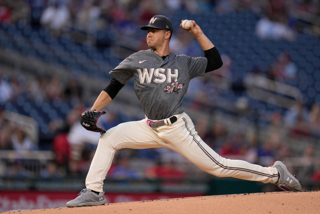 Dodgers endure long rain delay to earn win over Nats