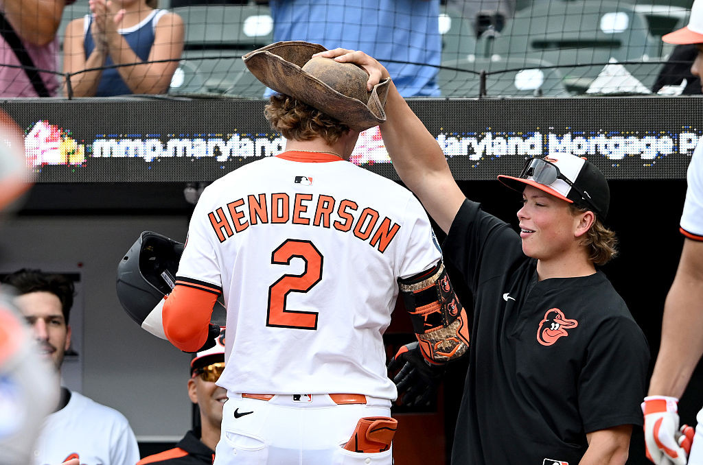 Henderson and Holliday celebrate home run