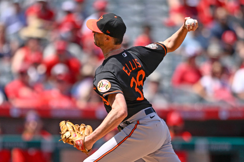 Orioles outright Ellis and Garcia