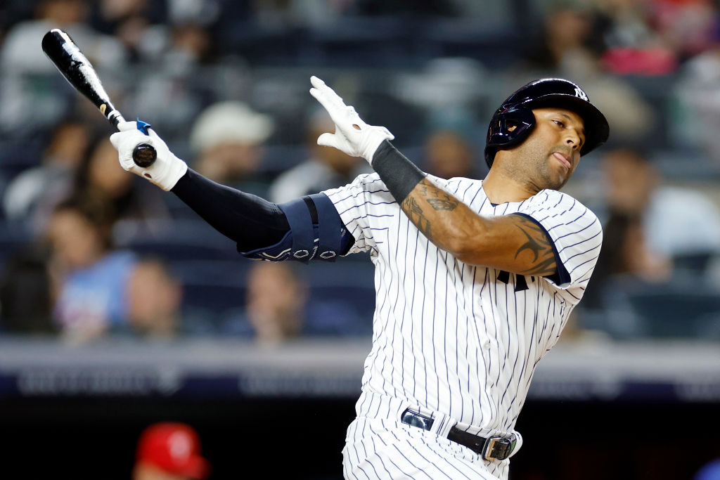 Orioles sign Hicks and put Mullins on injured list